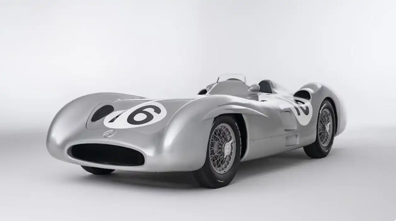 تم بيع سيارة مرسيدس بنز W 196 R Stromlinienwagen طراز 1954 بحوالي 60 مليون دولار في عام 2025.