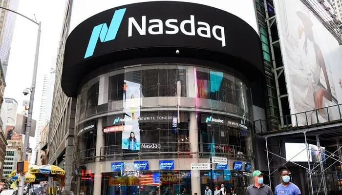 ناسداك يفتح على انخفاض بفعل توقعات قاتمة لأمازون وأبل