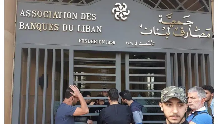 لبنان.. "تمنّي الحكومة" ينجح بتعليق إضراب المصارف 