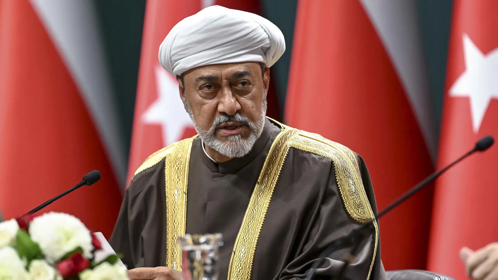 السلطان هيثم بن طارق آل سعيد سلطان عمان يدلي بتصريحات بعد حضور حفل توقيع الاتفاقيات والمؤتمر الصحفي المشترك مع الرئيس التركي رجب طيب أردوغان، تركيا في 28 نوفمبر 2024.