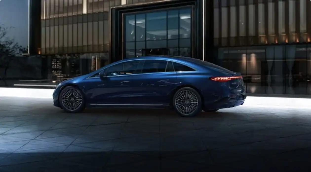 سيارة Mercedes EQS الكهرباذية الحديثة تقدم المستقبل اليوم.