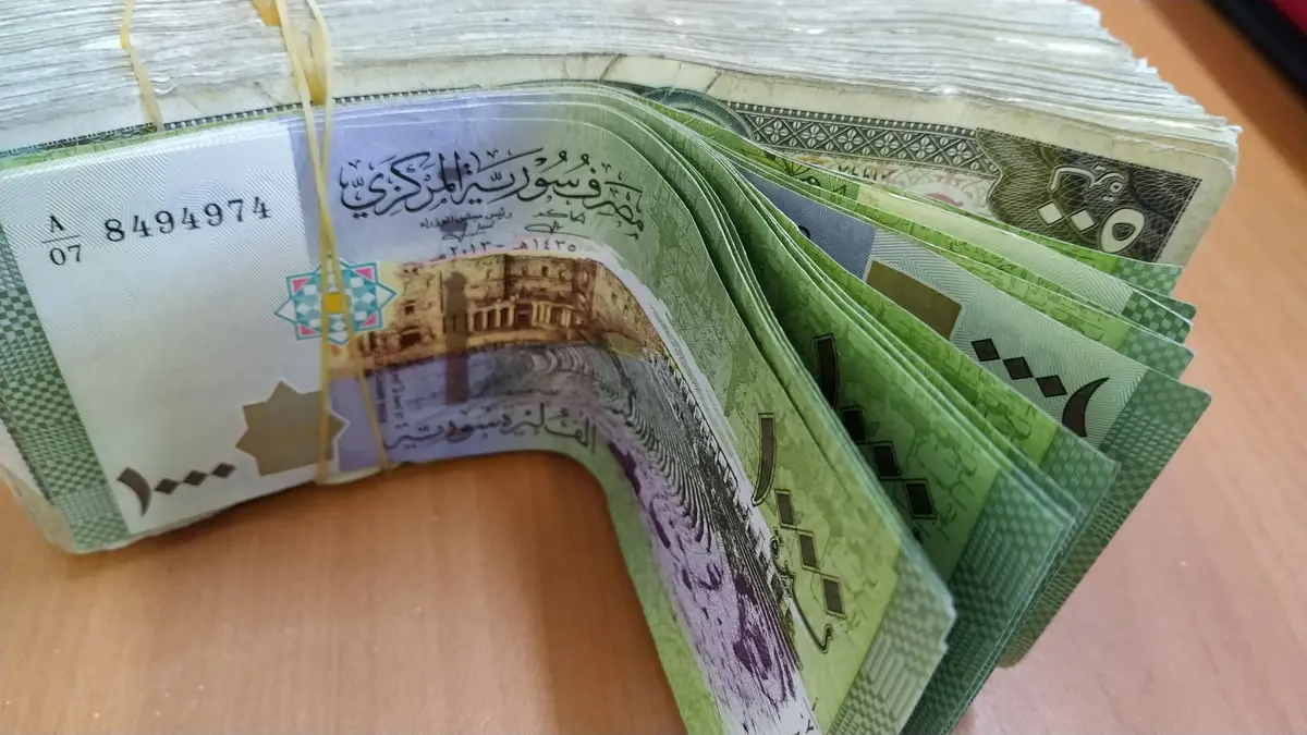 المركزي السوري يخفض قيمة الليرة أمام الدولار 