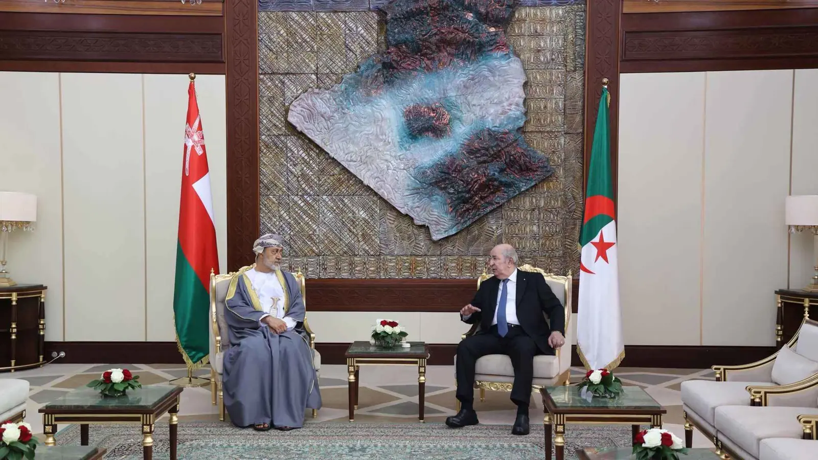 عمان والجزائر تؤسسان صندوقا استثماريا يركز على الغذاء والدواء والتعدين