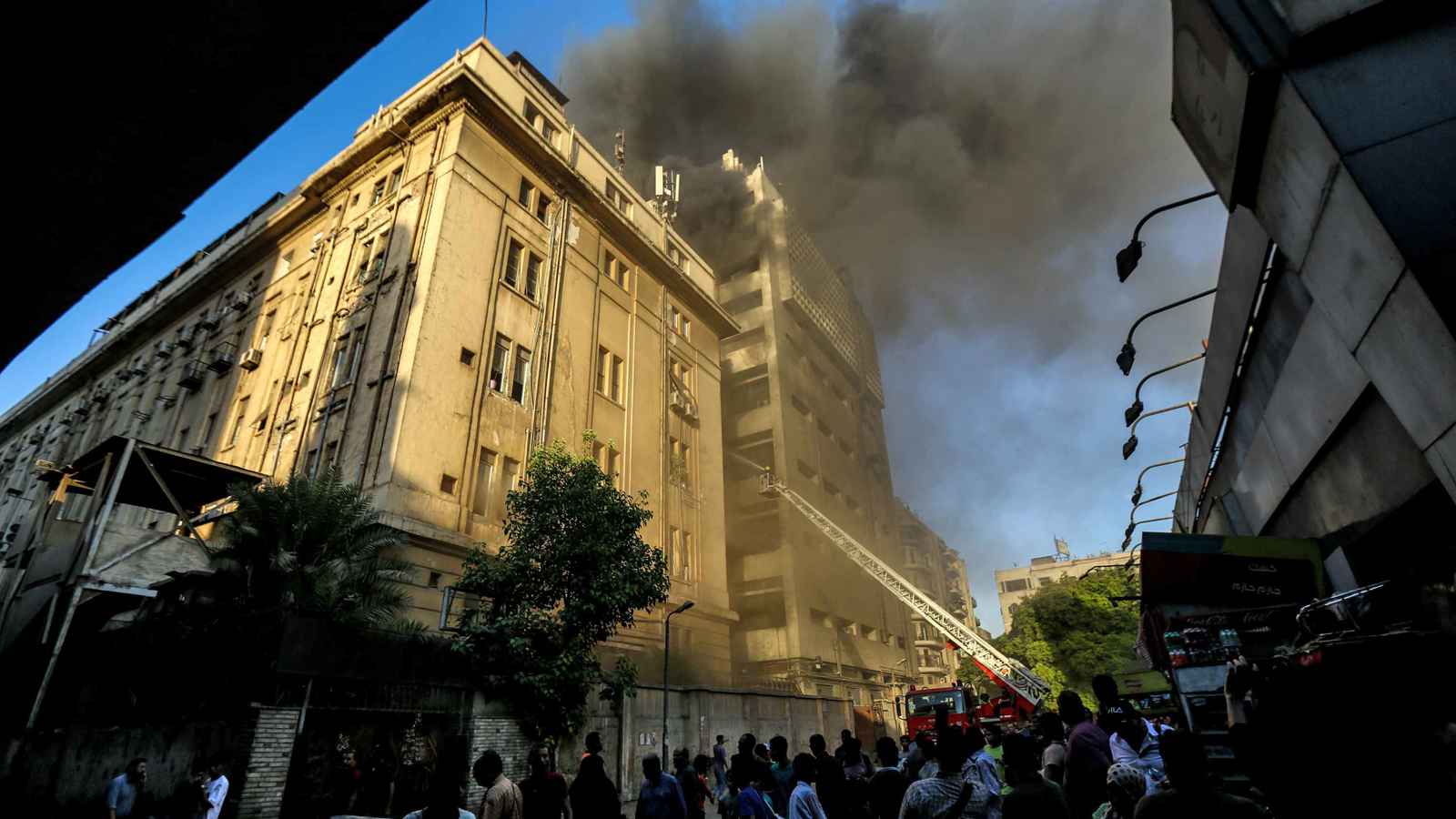 تجدد اشتعال النيران داخل سنترال رمسيس وسط القاهرة