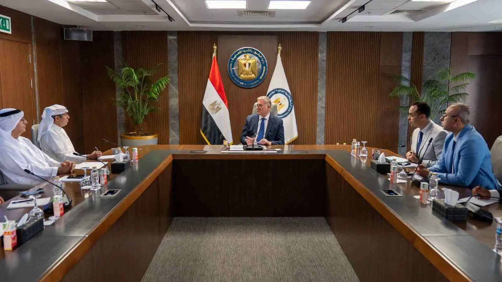 مصر تبحث مع «إينوك» توسيع الاستثمارات الإماراتية في قطاع البترول