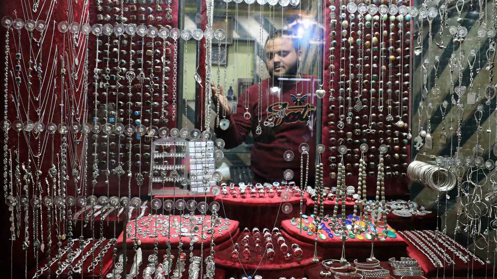 مصر تتحرك لإنقاذ صناعة الفضة بخطة لإنعاش الإنتاج المحلي | إرم بزنس