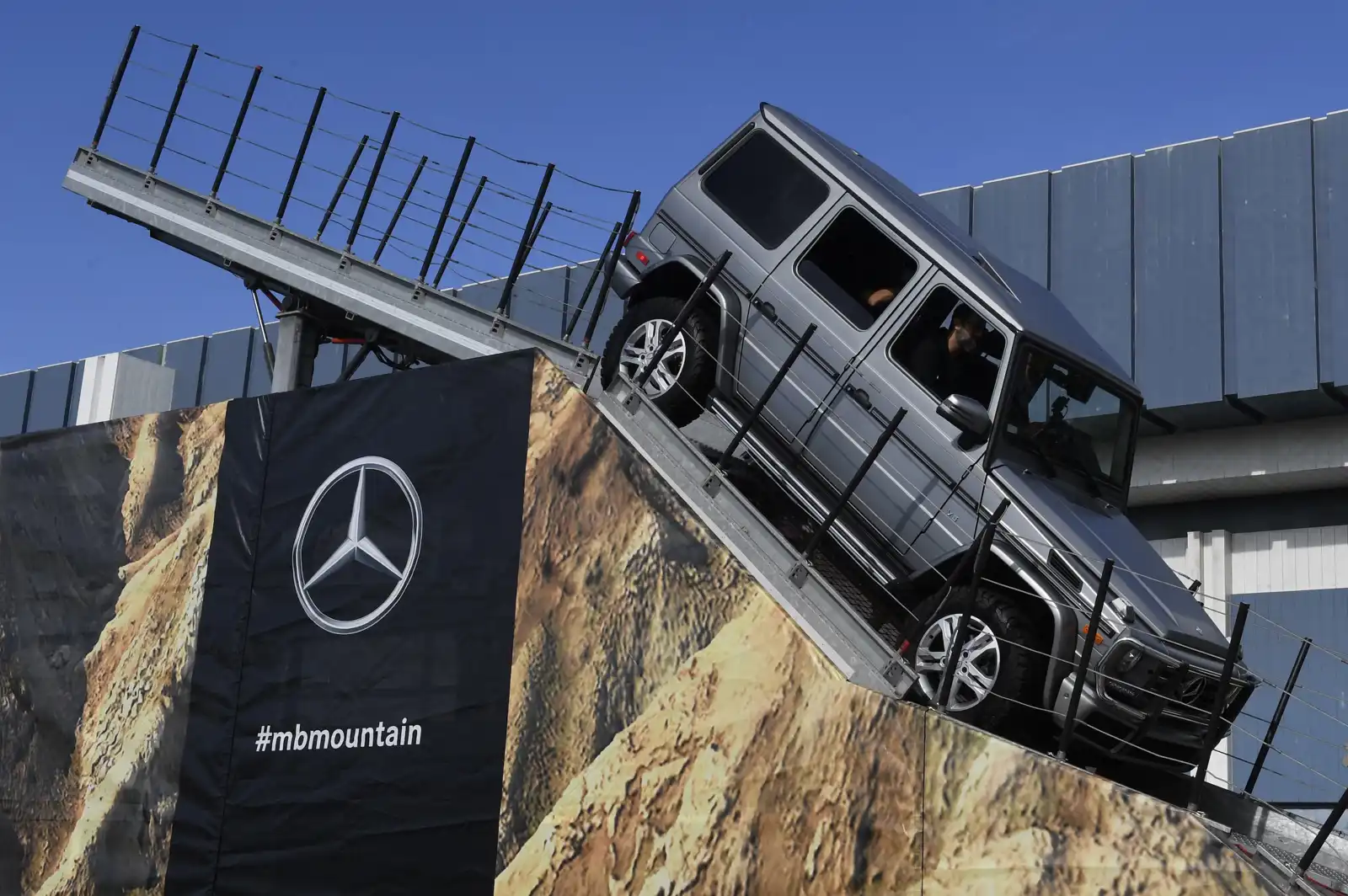 سيارة مرسيدس الأسطورية G-Class تتمتع بقدرات هائلة على الطرق الوعرة