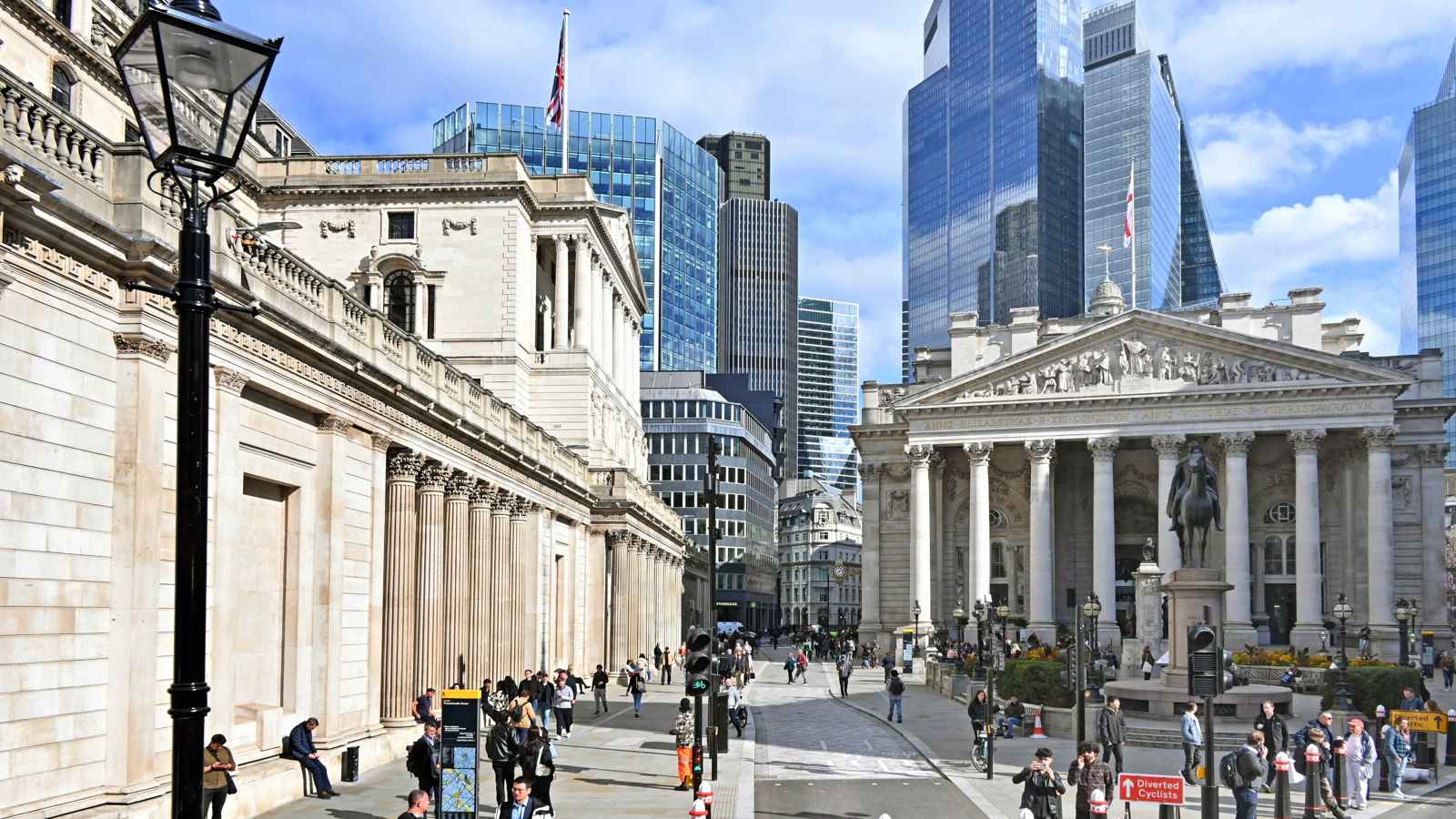 «بنك إنجلترا» يخفض سعر الفائدة الرئيسي إلى 3.75% 