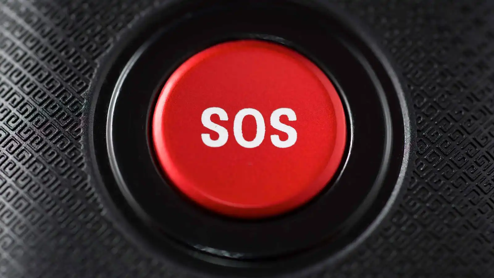 زر قد لا تستخدمه أبدًا.. ماذا يحدث عند ضغط SOS في السيارة؟
