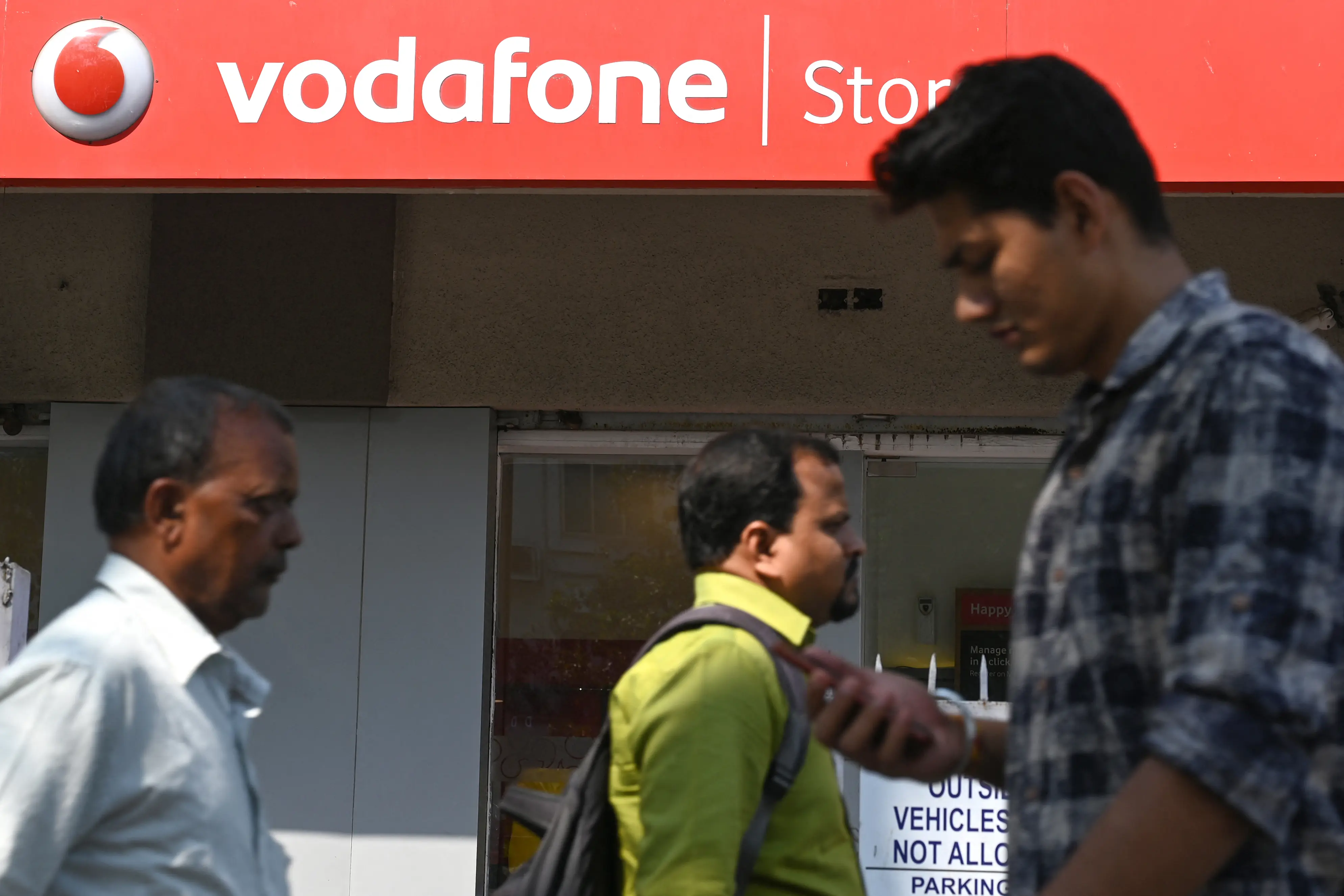 "فودافون" تخطط لبيع 268 مليون سهم من حصتها في شركة اتصالات هندية