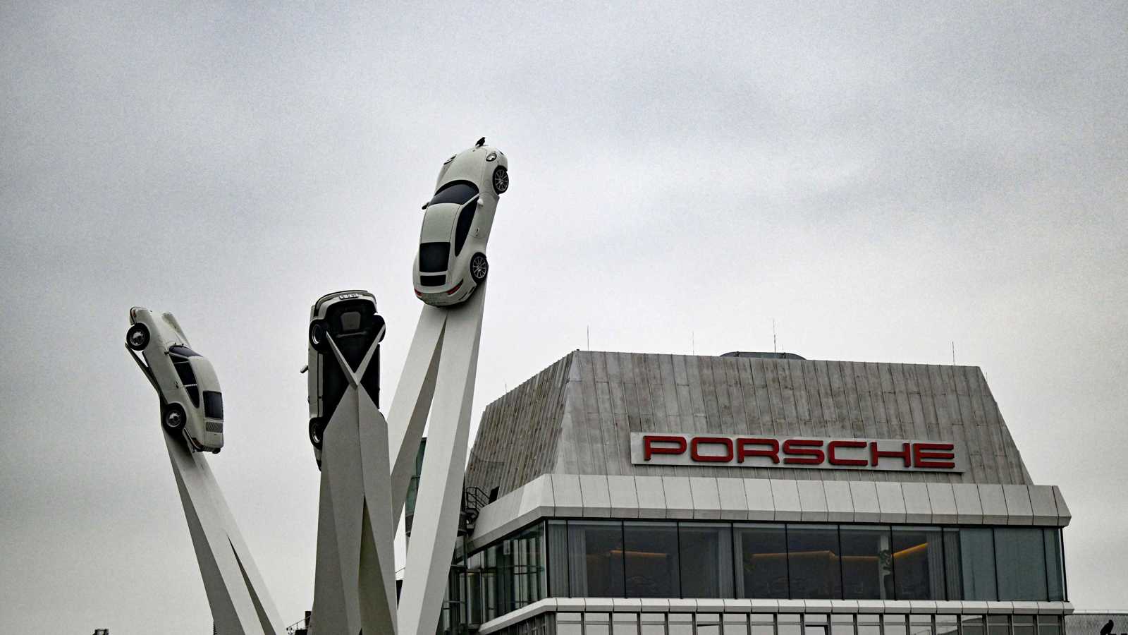 لماذا تفشل تعريفات ترامب حتى الآن في تقليص العجز التجاري الأميركي؟ 