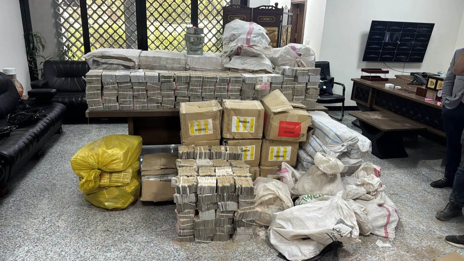دولارات الفساد مدفونة تحت الأرض.. هل بدأ العراق حرب إنقاذ اقتصاده؟