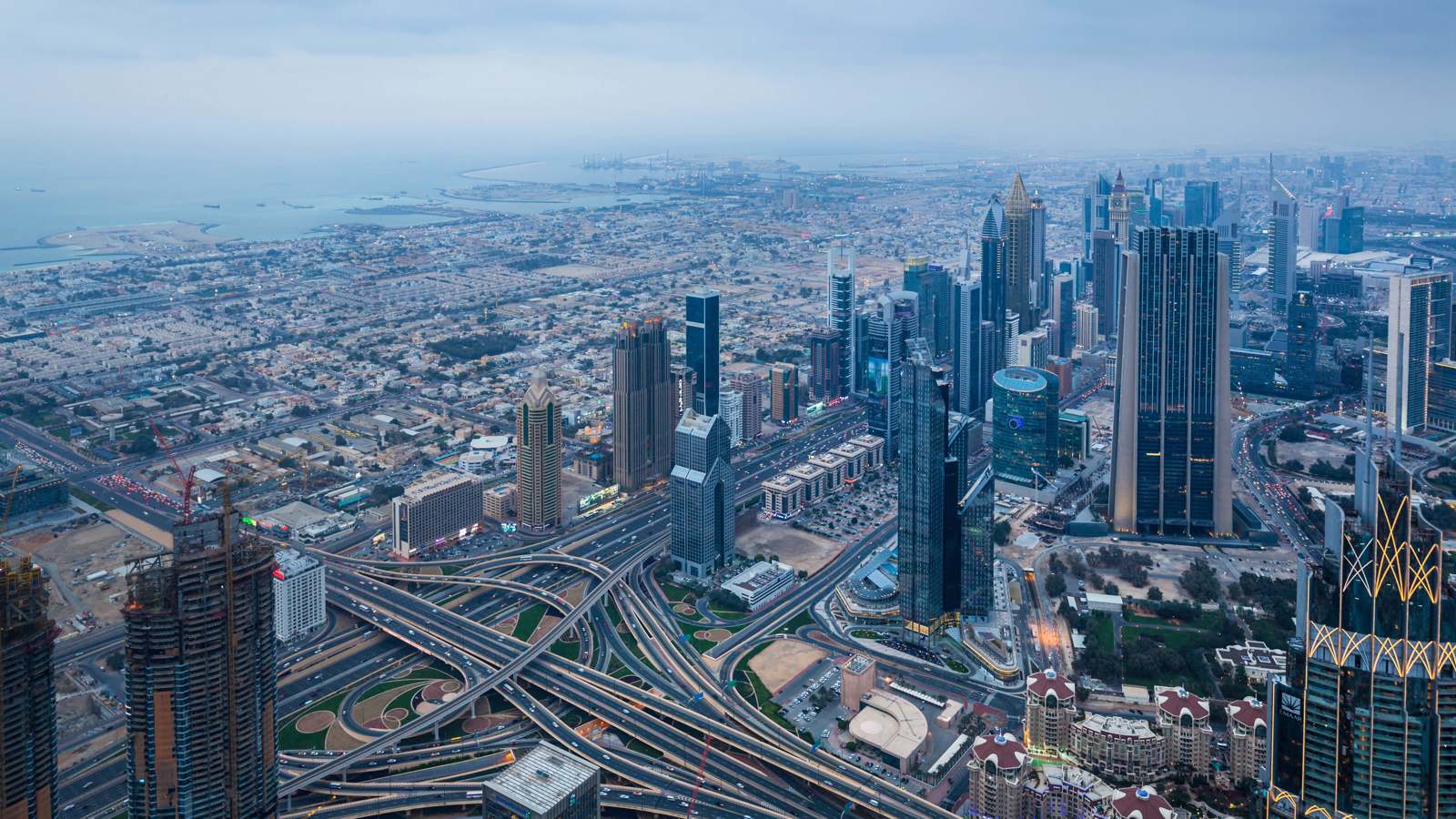 مساهمة النقل التجاري في اقتصاد إمارة دبي تتجاوز 2.2 مليار دولار في عام 