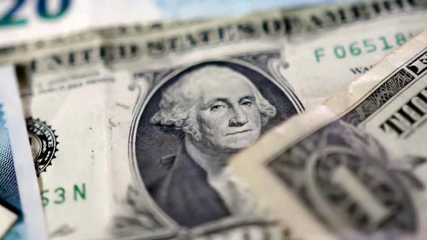 عودة التصعيد وإغلاق مضيق هرمز تقفز بالدولار من أدنى مستوى منذ بداية الحرب