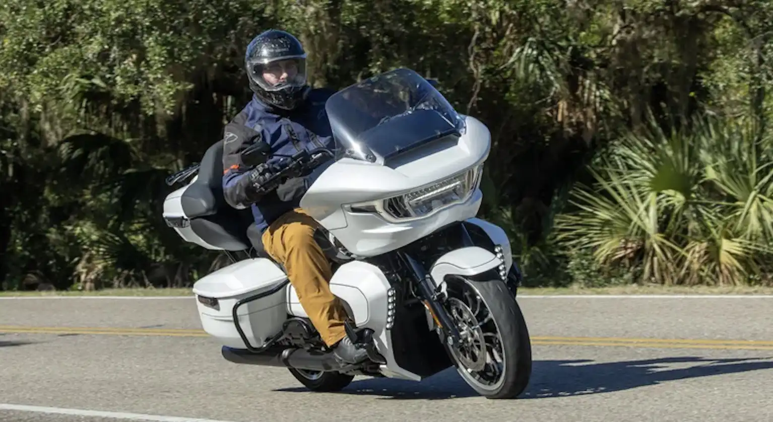 تظهر الصورة دراجة Harley-Davidson Road Glide على طريق جبلي
