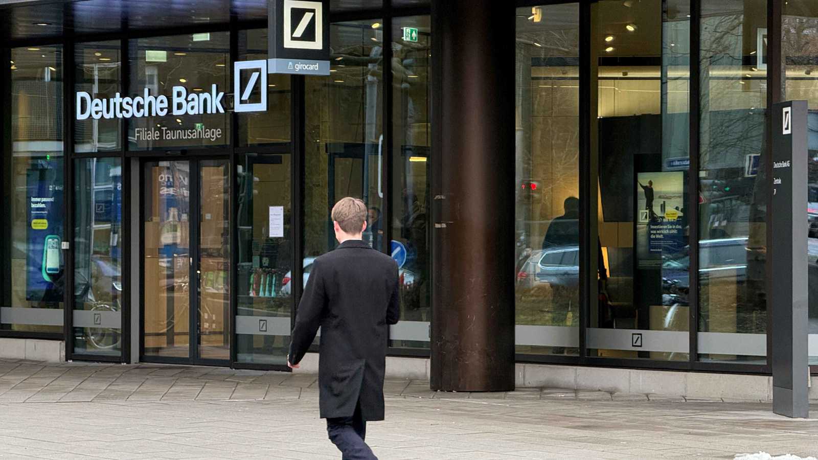 بنوك منطقة اليورو تشدد معايير الإقراض للشركات على نحو غير متوقع 