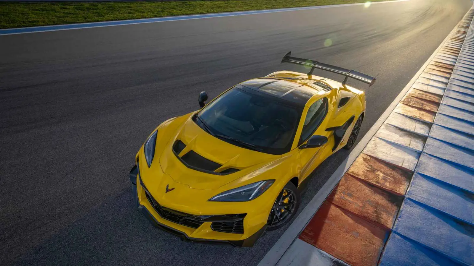 شيفروليه كورفيت ZR1 (2025) تسحق ماكلارين وفيراري بسعر مفاجئ