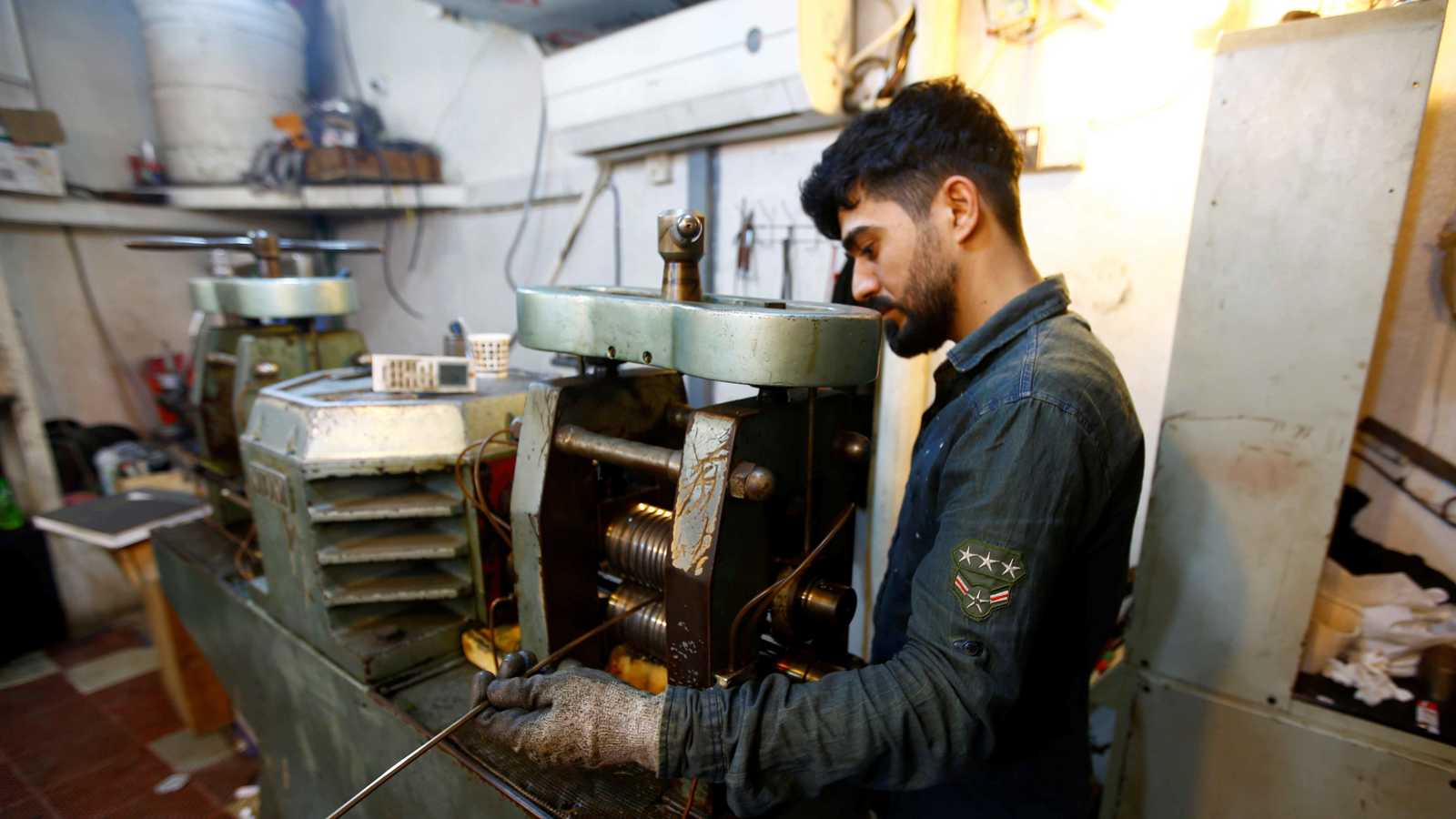 العراق يعلن عن خطة لإعادة تأهيل وتشغيل المصانع المتوقفة 