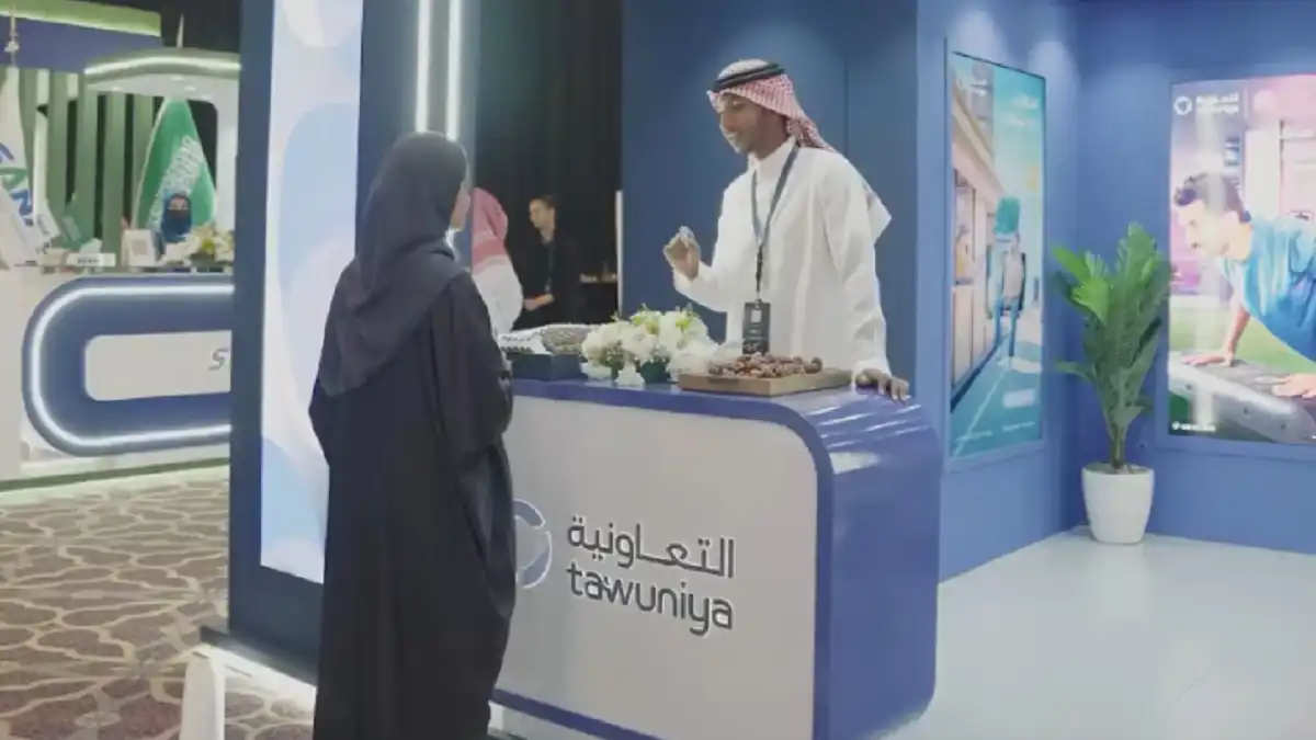 موظف يتحدث إلى إحدى الزائرات في جناح شركة «التعاونية السعودية لخدمات التأمين» خلال مؤتمر السلامة والصحة المهنية 2024 الذي أقيم في الرياض خلال مايو 2024.