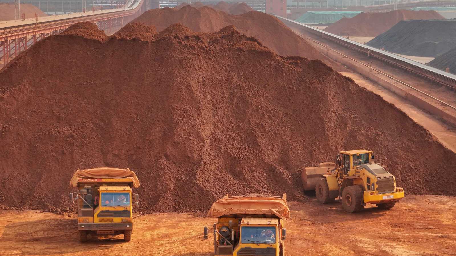 تراجع سعر خام الحديد لأدنى مستوى خلال شهر مع توقعات بزيادة المعروض 