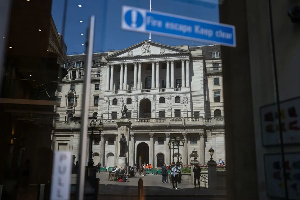 بنك إنجلترا يبقي أسعار الفائدة عند 5.25% رغم تراجع التضخم إلى 2%