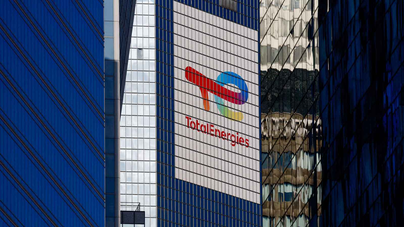 «توتال إنرجيز» تتوقع استقرار سوق النفط رغم وفرة المعروض وتراجع الأسعار 