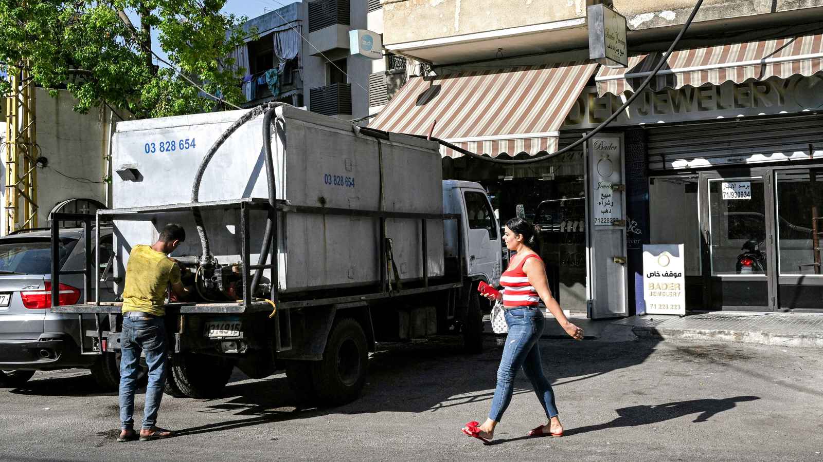 150 دولاراً شهرياً للمنزل.. «اقتصاد صهاريج المياه» يرهق عائلات بيروت | إرم  بزنس