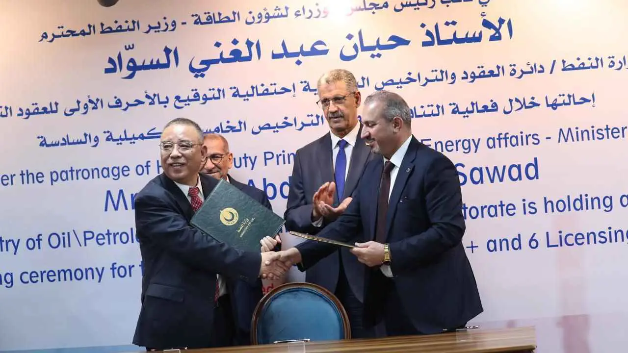 العراق يوقع عقودا لتطوير 13 رقعة استكشافية وحقلاً للنفط والغاز