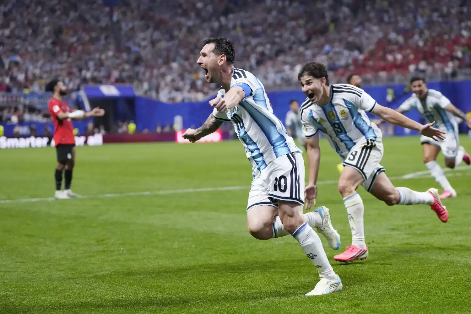 ليونيل ميسي، نجم منتخب الأرجنتين، يحتفل بهدف التعادل 2-2 في المباراة ضد مصر التي أقيمت في 7 يوليو 2026 على ملعب مرسيدس بنز في أتلانتا، جورجيا، الولايات المتحدة الأميركية
