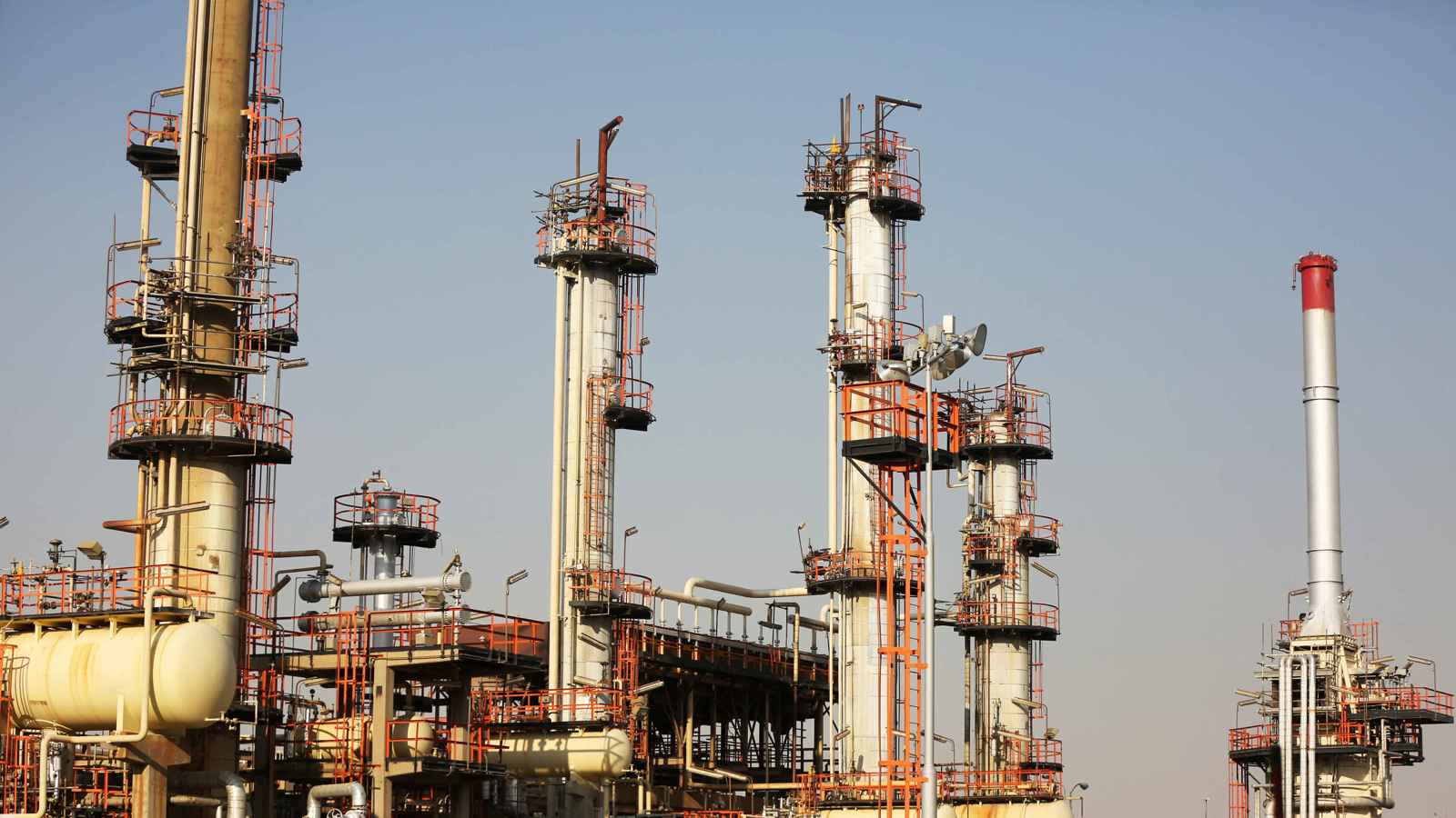 النفط الإيراني يُسعَّر بعلاوة تفوق برنت لأول مرة منذ 4 سنوات 