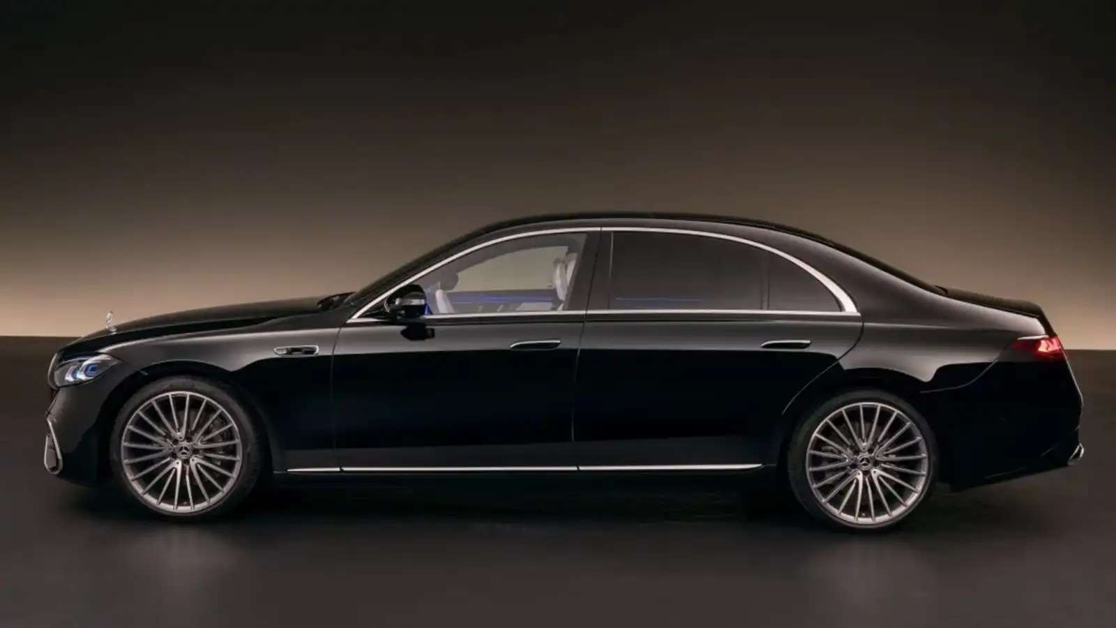 تظهر الصورة الجهة الجانبية لسيارة مرسيدس S-Class الجديدة