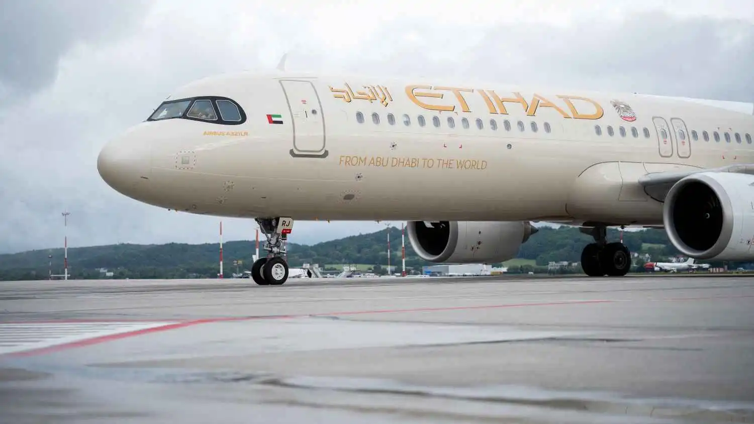 طائرة «إيرباص» A321LR التابعة لشركة «الاتحاد للطيران» خلال حفل تدشين الرحلة بين كراكوف وأبو ظبي، في كراكوف، بولندا، في 11 يونيو 2026