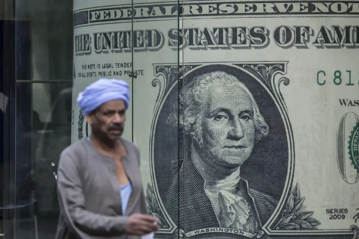 سيناريو مكرر.. بنوك مصر تستبق تعويماً محتملاً 