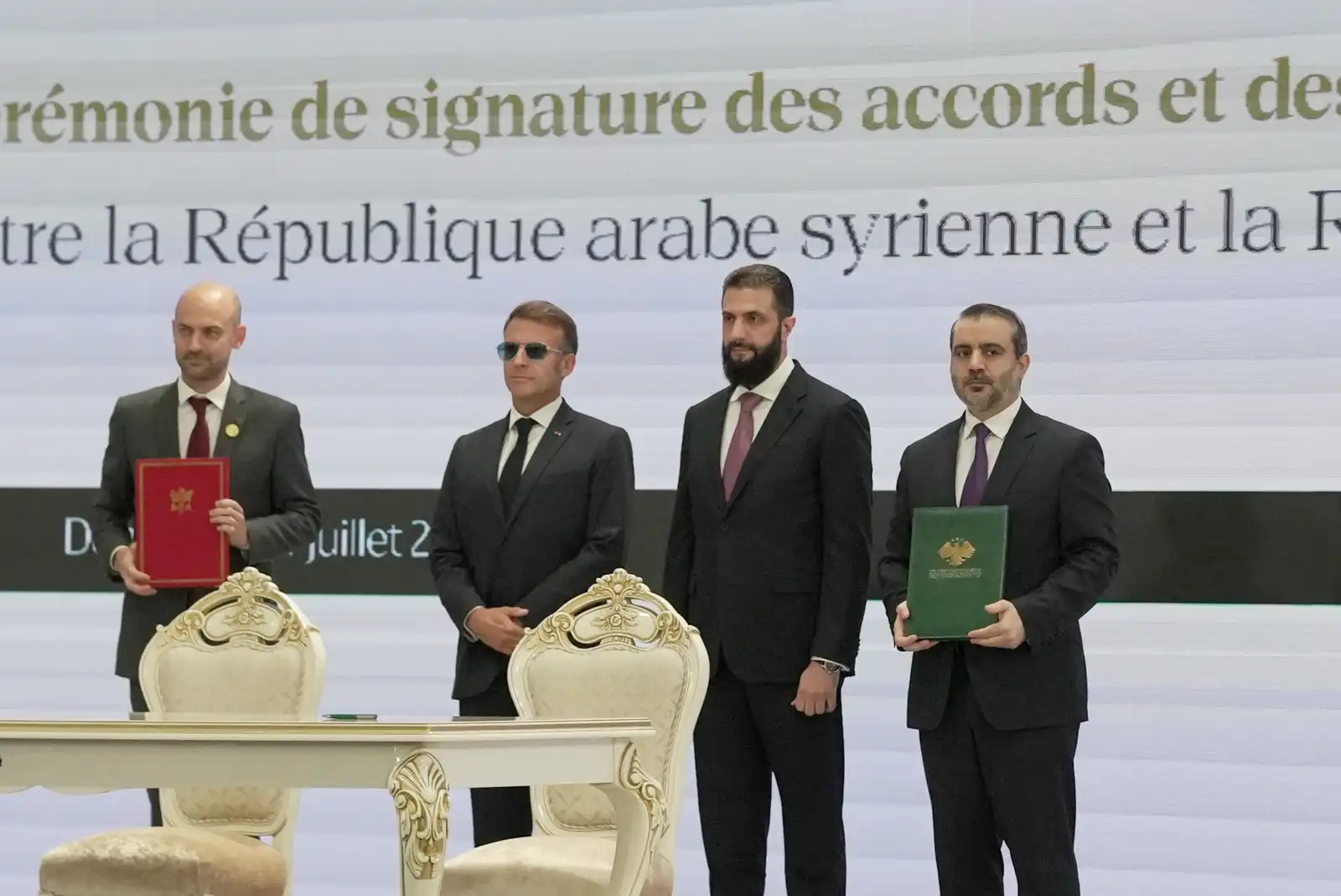 وزير الخارجية الفرنسي جان نويل بارو، والرئيس الفرنسي إيمانويل ماكرون، والرئيس السوري أحمد الشرع، ووزير الخارجية السوري أسعد الشيباني يحضرون توقيع اتفاقية تعاون ثنائية في دمشق، سوريا، في 7 يوليو 2026. 