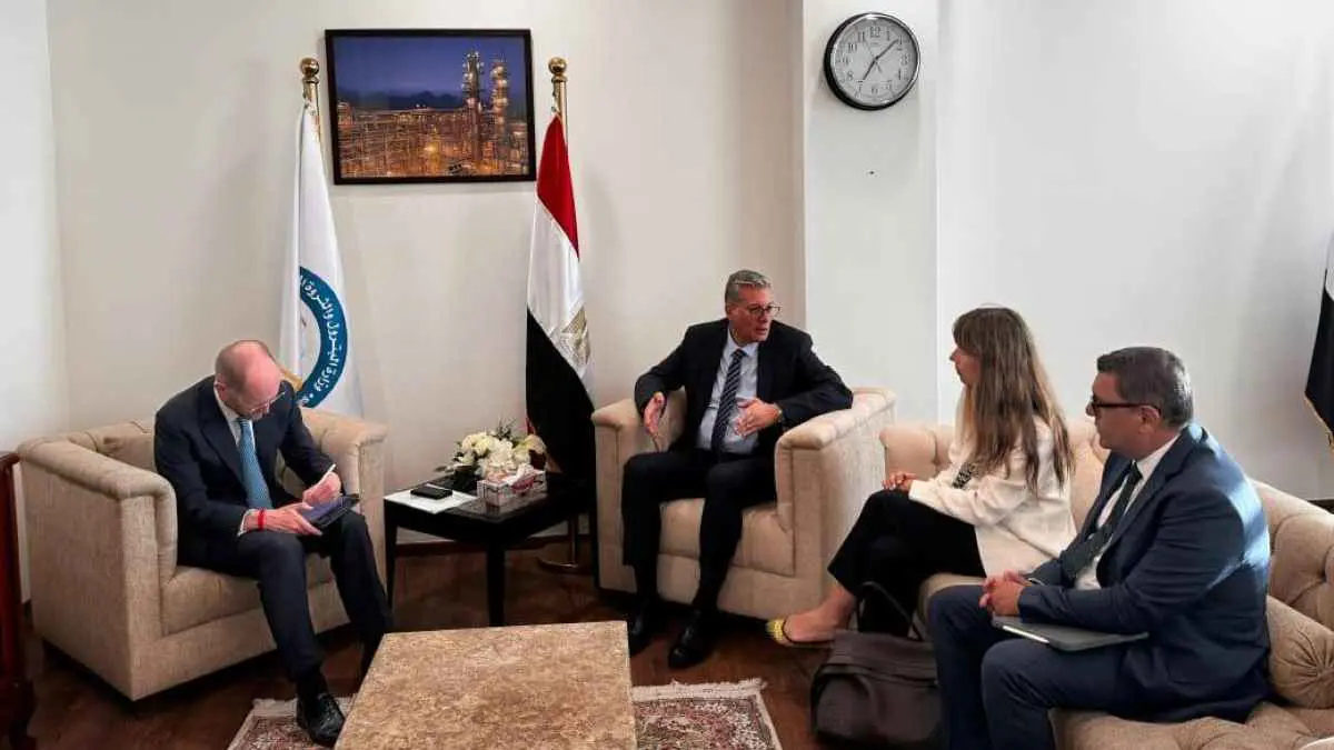 مصر تبحث خفض الانبعاثات بقطاع البترول مع "الأوروبي لإعادة الإعمار"