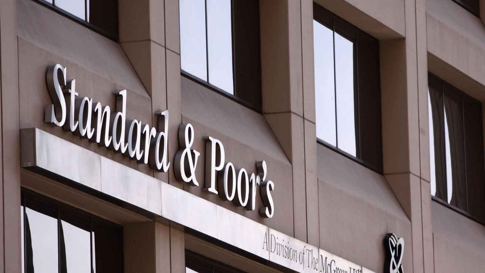 ستاندرد آند بورز ترفع التصنيف الائتماني لـ«AIG» إلى «AA-»