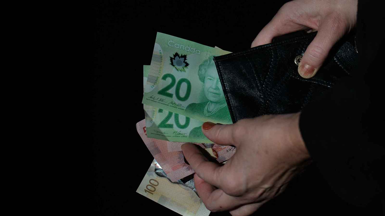 التحليل الفني: زوج USD/CAD يبدأ صعوده مدعوما بنمط شمعة الابتلاع الصاعد