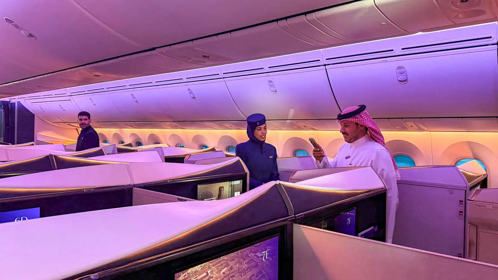 رجل يتحدث مع مضيفة على متن طائرة بوينغ 787-9 دريملاينر تابعة لشركة طيران الرياض السعودية في مطار الملك خالد الدولي بالرياض في 7 يونيو 2026.