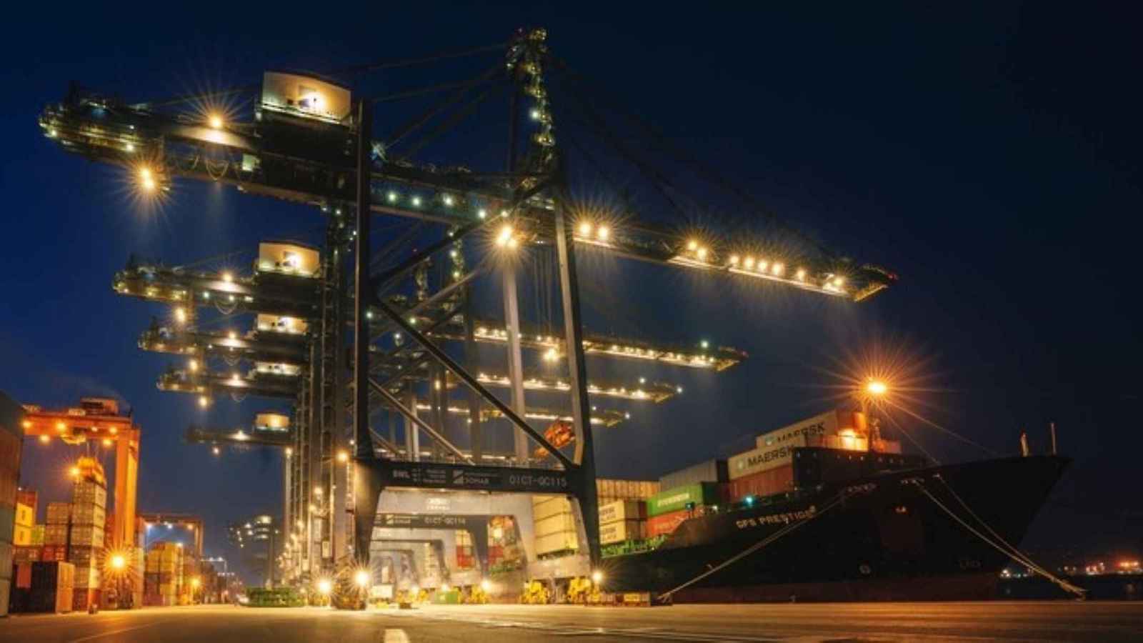 مصر وعُمان تبحثان ربط مينائي صحار والسخنة لتسهيل نقل الخامات والبضائع 