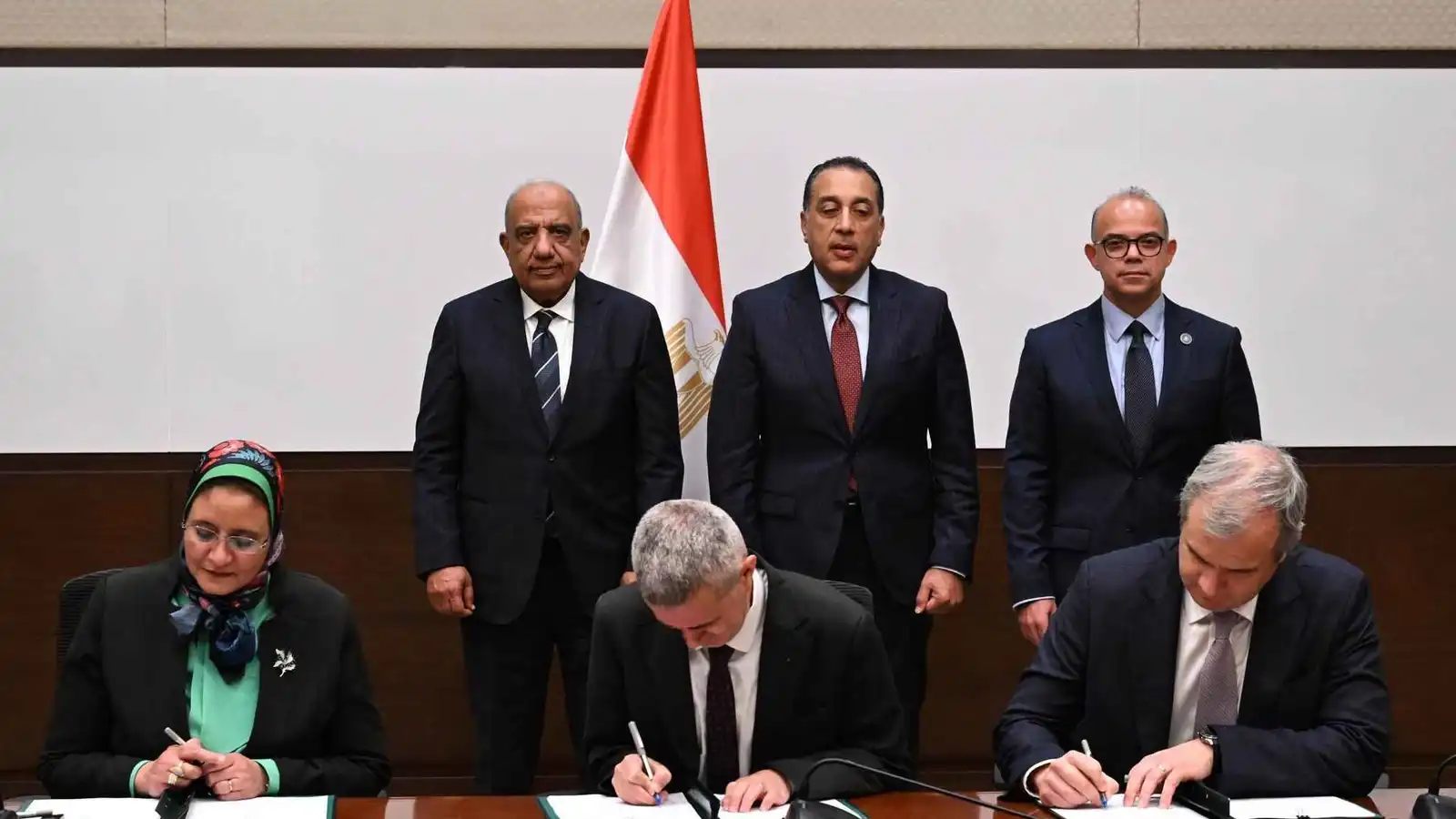 مصر توقع مع «الكازار» اتفاقيتي محطة رياح «جبل الزيت» بـ420 مليون دولار