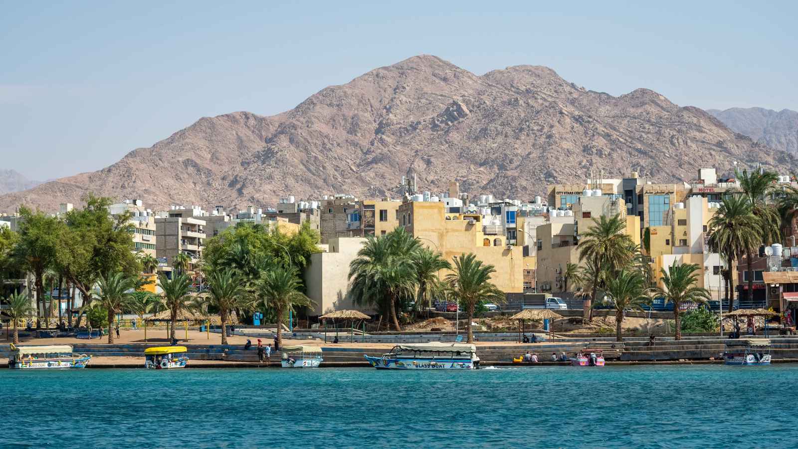 كيف ستواجه العقبة التحديات الإقليمية لتعزيز نشاطها السياحي؟ 