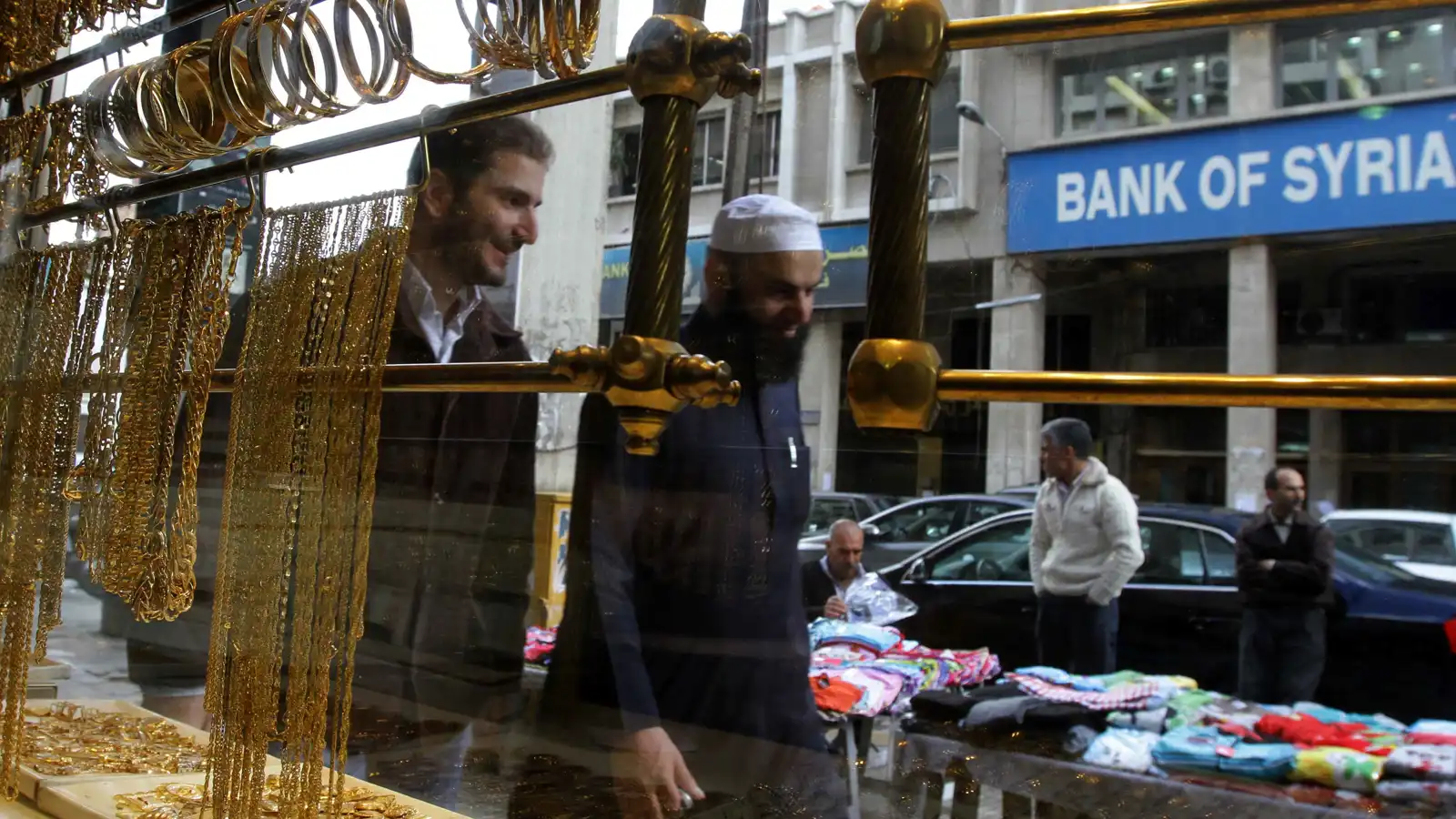 أسعار الذهب في سوريا ترتفع 3% مع قفزة الدولار مقابل الليرة