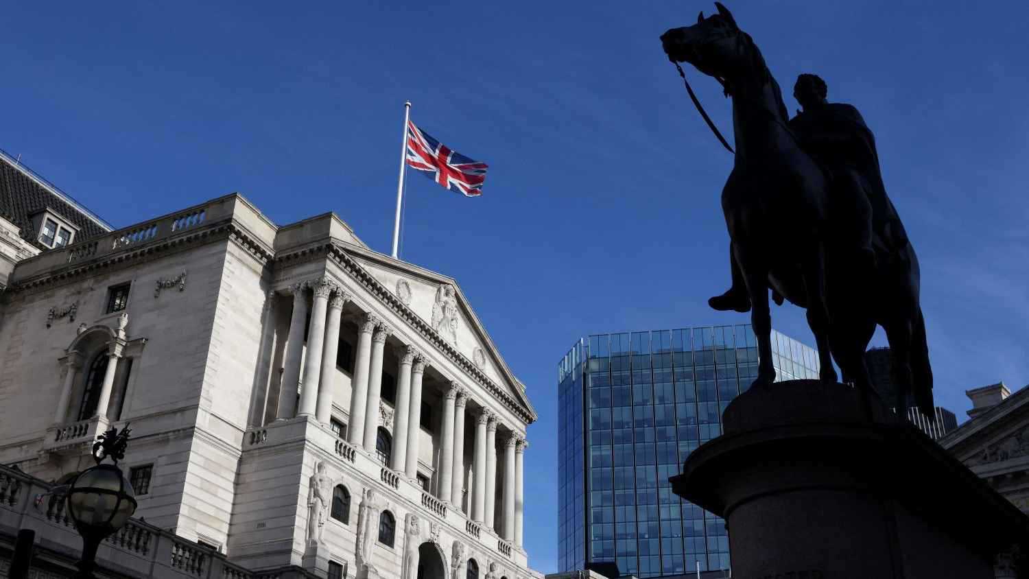 عوائد السندات البريطانية قرب أعلى مستوى منذ 2008 مع تصاعد التوترات 