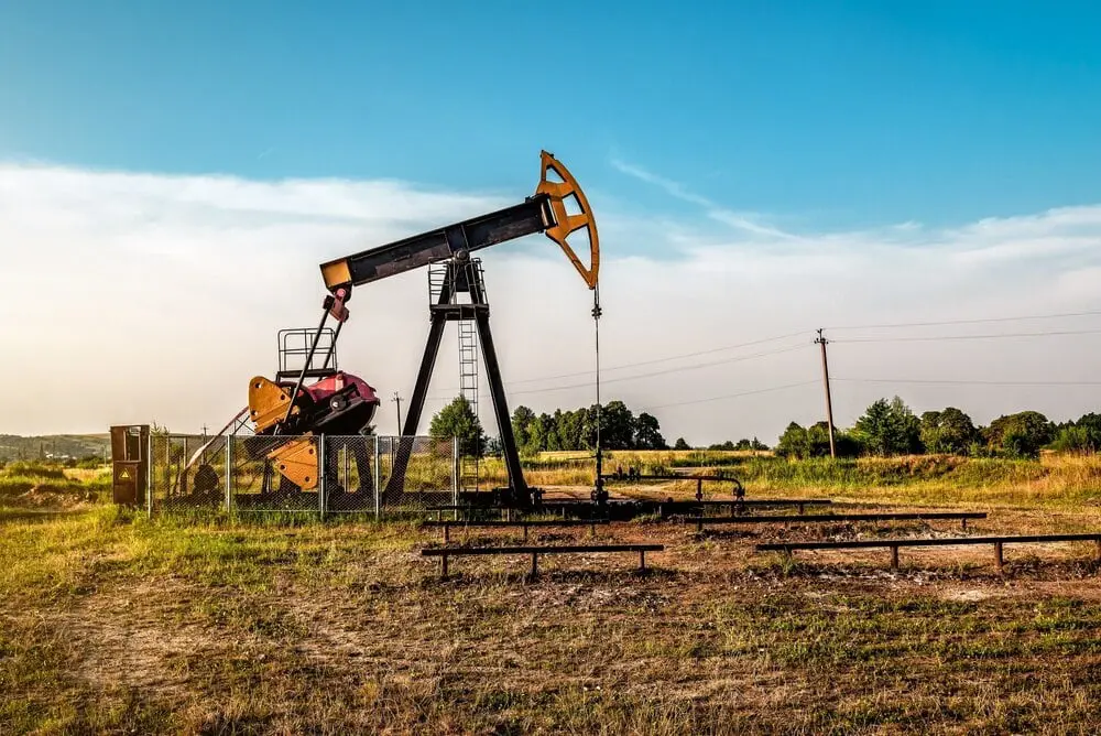 النفط يرتفع بدعم بيانات التصنيع وتصاعد التوتر في الشرق الأوسط