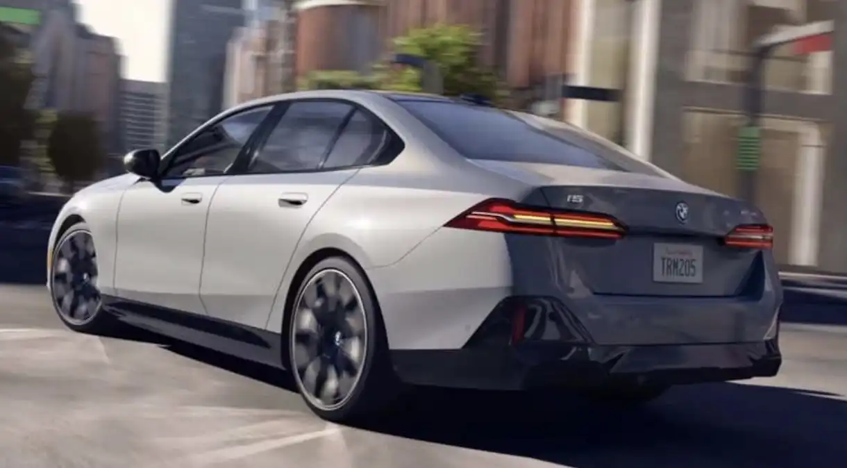 سيارة  BMW i5 الكهربائية الحديثة