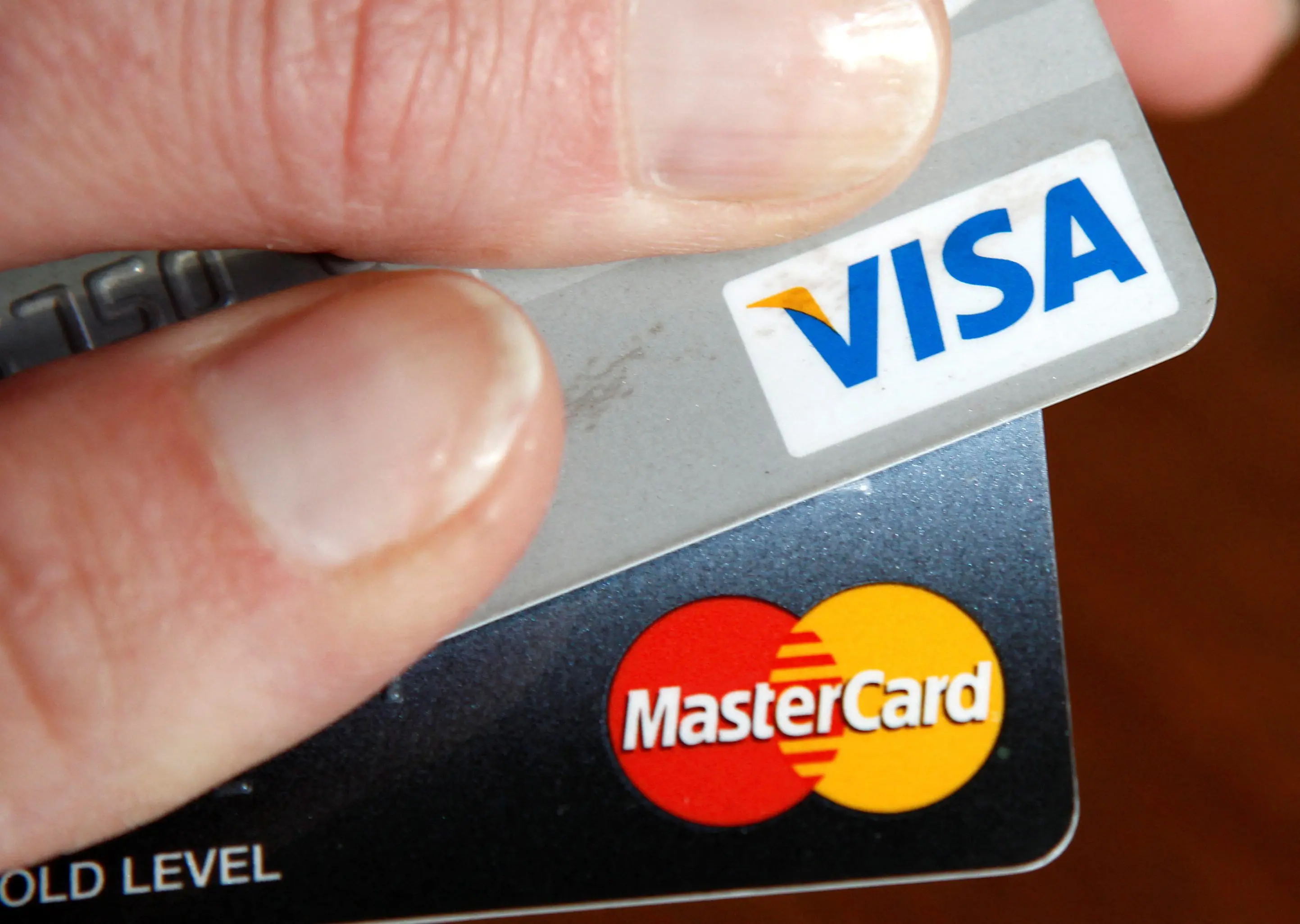 الصين تتفاوض مع "فيزا" و"ماستركارد" لخفض رسوم بطاقات الائتمان