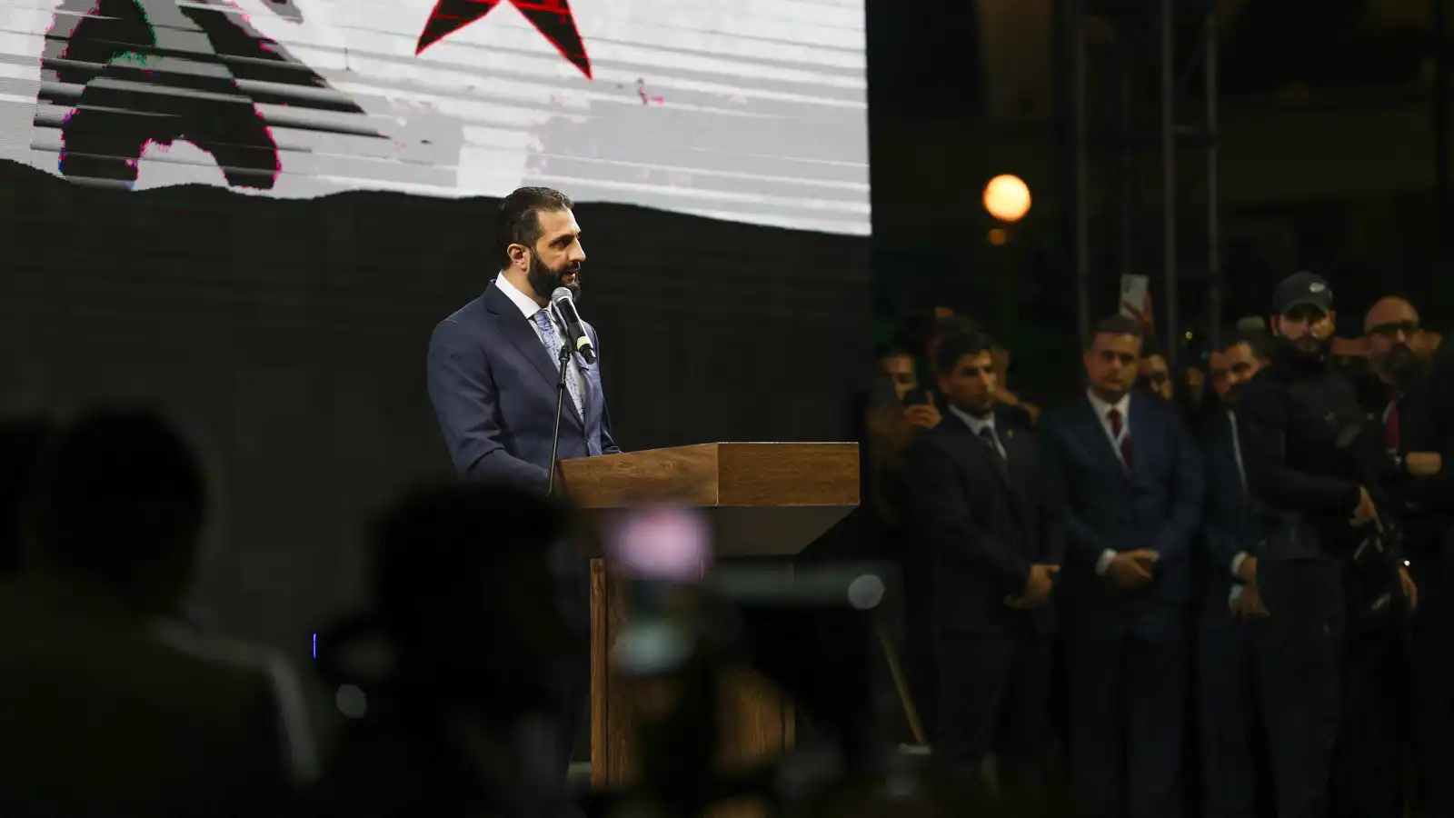 الرئيس السوري أحمد الشرع يلقي كلمة في مدينة إدلب - سوريا - 26 سبتمبر 2025.