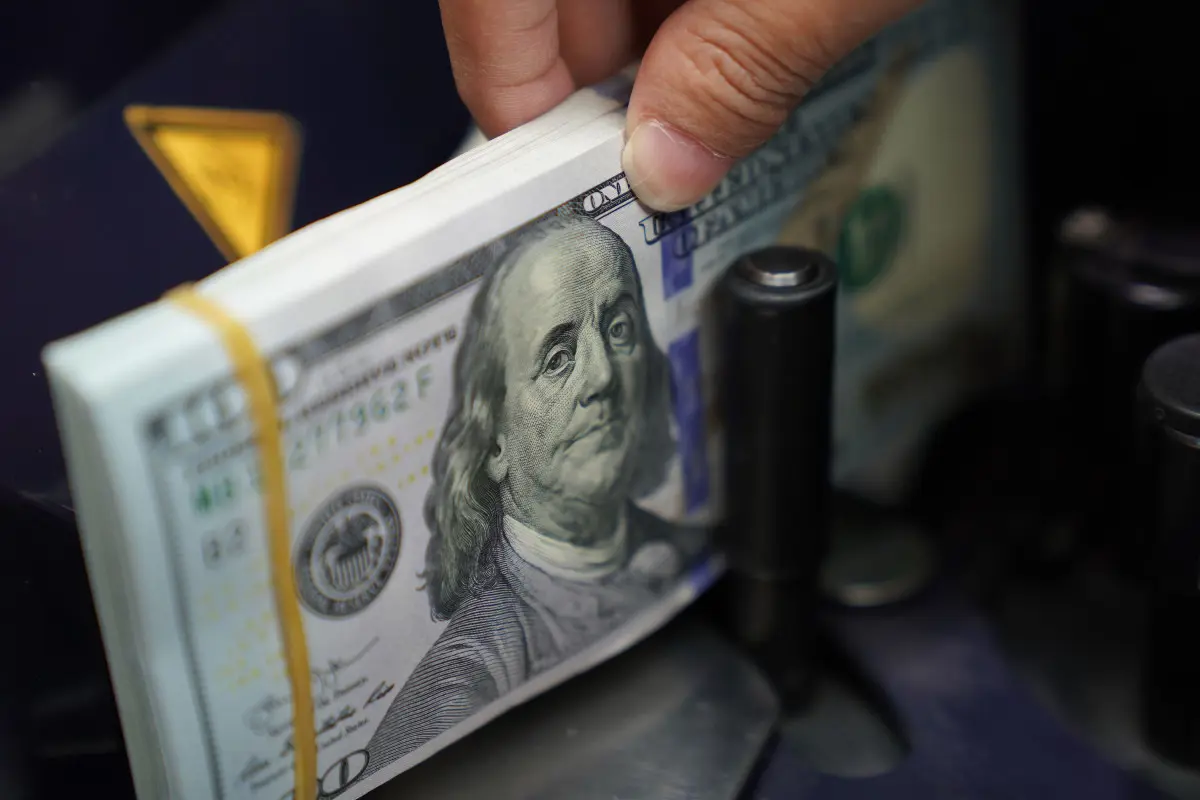 ارتفاع الدولار مع تحول الأنظار صوب سياسة المركزي الأميركي