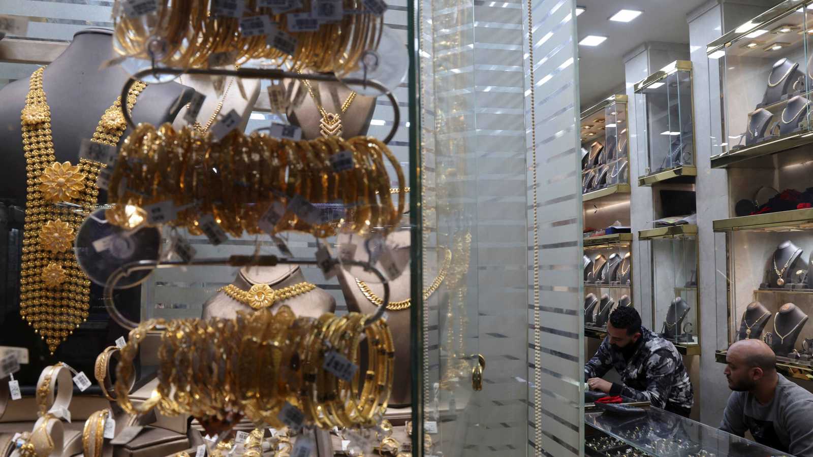 سعر الذهب في مصر يستقر قرب ذروته.. و«عيار 21» يسجل 7375 جنيهاً 