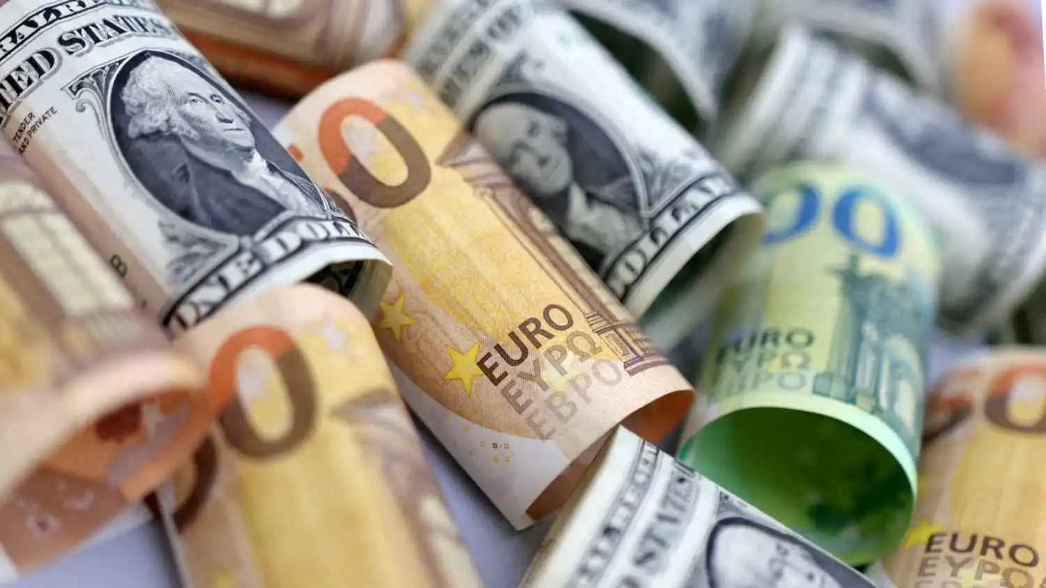 هزة جديدة تلوح في الأفق.. الدولار قرب التعادل والين يكسر عتبة التدخل